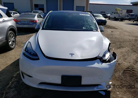 2022 Tesla Model Y Long Range Dual Motor All-Wheel Drive z USA, uszkodzony, nr VIN 7SAYGDEE5NF386632